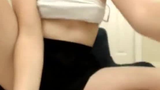 Teen beauty plays with sex toys and fucks her ass and pussy on cam