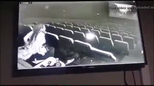 Pareja teniendo sexo en el cine